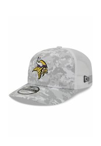 Graue Camouflage-Kappe mit verstellbarem Netzrücken, ausgestattet mit einem gestickten Vikings-Logo in Lila und Gelb. Mit einem gebogenen Schirm und strukturiertem Design.