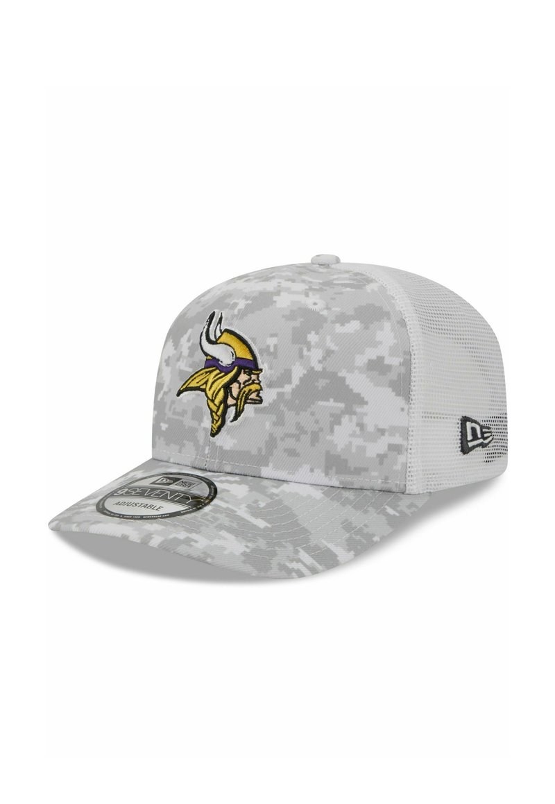 Graue Camouflage-Kappe mit verstellbarem Netzrücken, ausgestattet mit einem gestickten Vikings-Logo in Lila und Gelb. Mit einem gebogenen Schirm und strukturiertem Design.