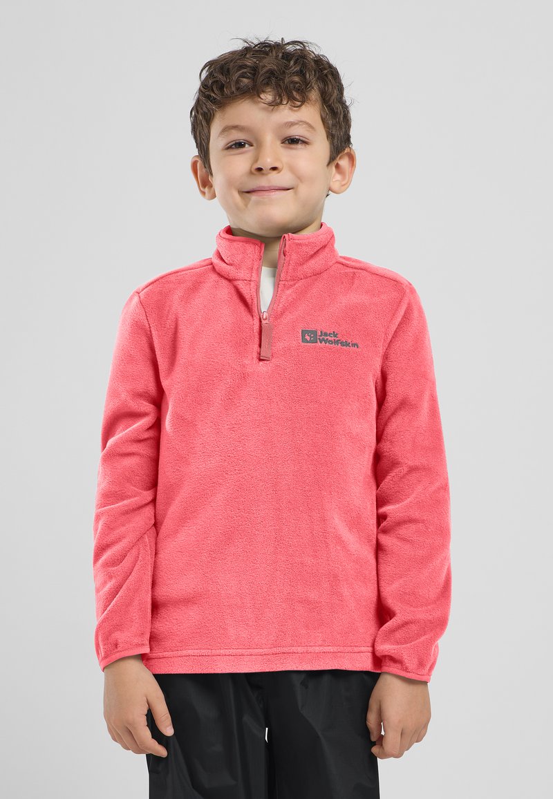 Pullover in pile di colore rosa brillante con zip a quarto, caratterizzato da un logo sul petto, maniche lunghe e una finitura morbida e trapuntata.