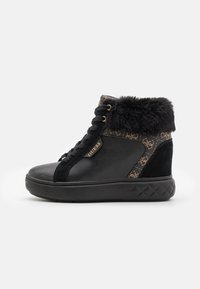 Sneaker alte nere con tomaia in pelle, colletto in pelliccia sintetica e dettagli laterali a fantasia. Suola arrotondata con battistrada testurizzato.