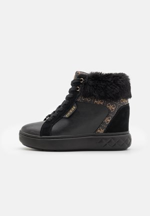Sneaker alte nere con tomaia in pelle, colletto in pelliccia sintetica e dettagli laterali a fantasia. Suola arrotondata con battistrada testurizzato.