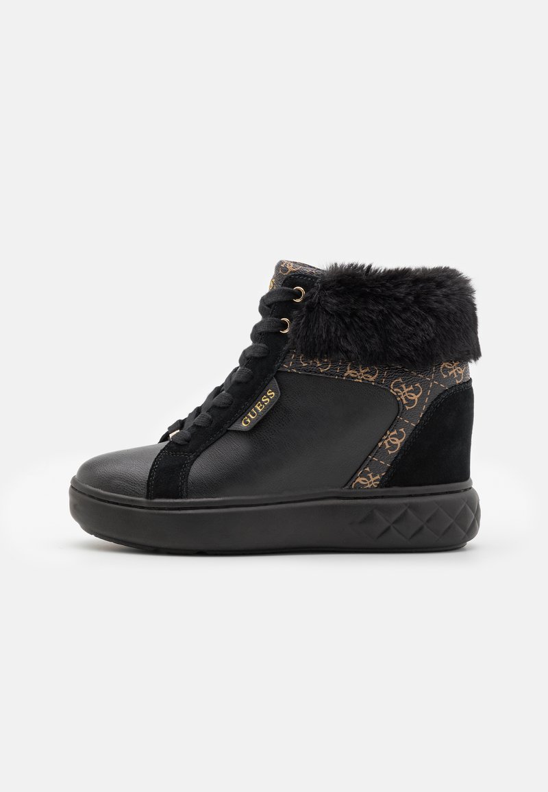 Sneaker alte nere con tomaia in pelle, colletto in pelliccia sintetica e dettagli laterali a fantasia. Suola arrotondata con battistrada testurizzato.