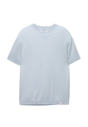 T-shirt à manches courtes bleu clair en tissu doux, avec un col rond, une coupe décontractée et une petite étiquette rectangulaire au bas.