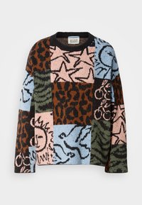 Pull en maille multicolore avec un design patchwork comprenant des étoiles, le soleil, des oiseaux, des cerises, des motifs léopard et zèbre en rose, bleu, marron et vert.