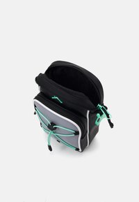 Jordan AJ FESTIVAL BAG  - Torba čez telo - black/ghost green