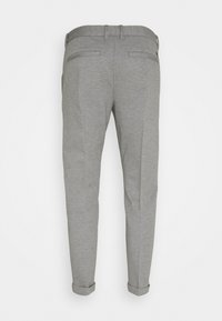 Pantaloni grigi su misura con una texture liscia, dotati di un orlo arrotolato, due tasche posteriori e una cintura. Design minimalista, senza motivi visibili.