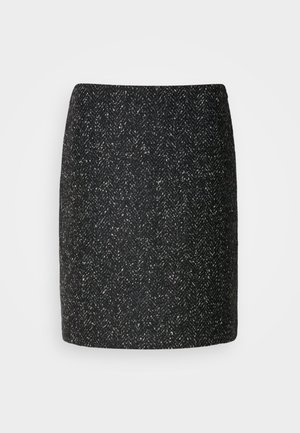 Sort tweed mini nederdel med et fiskebensmønster, struktureret form og tekstureret stof. Nederdelens kant er lige og pænt afsluttet.