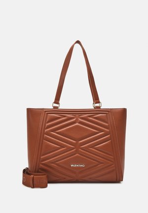 Brązowa skórzana torebka typu tote marki Valentino z pikowanym geometrycznym wzorem, dwoma uchwytami oraz odpinanym paskiem na ramię z logo.