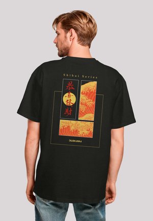 Schwarzes Baumwoll-T-Shirt mit einem bunten Wellenmuster und Text auf dem Rücken. Kurze Ärmel, lockerer Schnitt und eine glatte Textur.