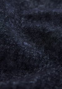 Tume denimkangas kergelt tekstureeritud pinnaga, rikkaliku tumesinise värviga ja peente kootud mustrite variatsioonidega. Ideaalselt sobilik igapäevaseks kandmiseks.
