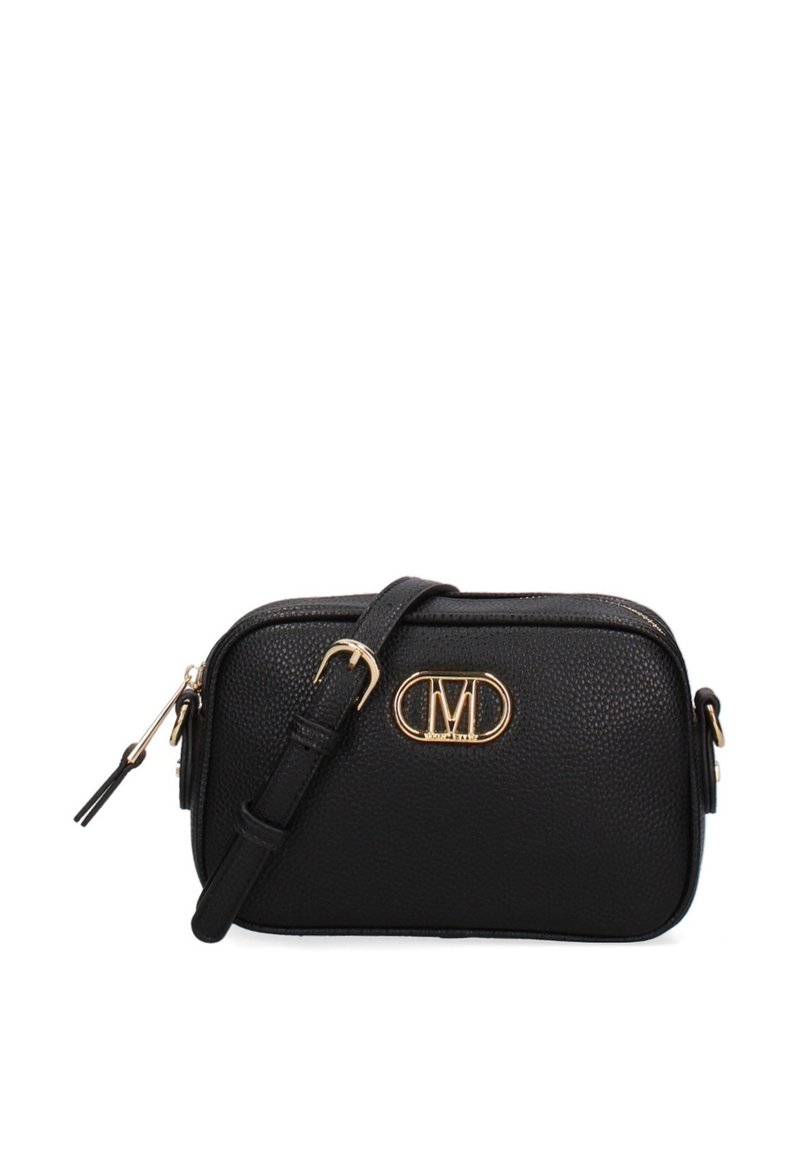 Borsa a tracolla in pelle nera con finitura a grana, hardware dorato, chiusura con zip e tracolla regolabile. Presenta il logo impresso sulla parte anteriore.