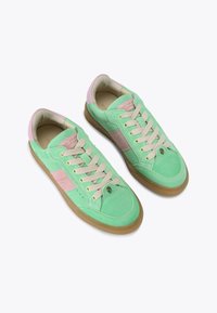 Sneaker in suede verde con dettagli rosa, lacci beige e suola in gomma. Presentano punta rotonda e dettaglio del logo sul lato.