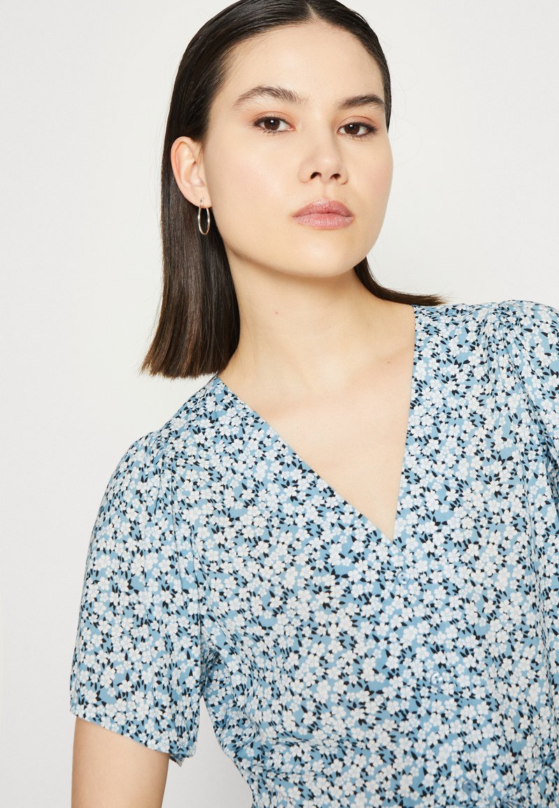 Abito Corto ONLY ONLEVIDA S/S - Vestito Leggero In Viscosa Con Scollo A V, Maniche Corte E Cintura In Vita, Stampa Allover