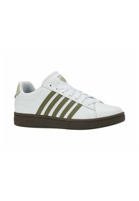 Sneaker bianco con accenti verdi, caratterizzato da tre strisce, design con lacci e suola in gomma marrone. Logo K-Swiss visibile sul lato.