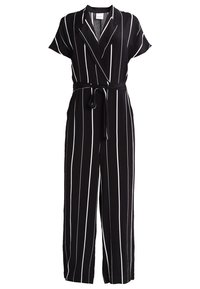 Černý overal s bílými vertikálními pruhy, krátkými rukávy, šálovým límcem a uvázaným páskem v pase; široké nohavice.
