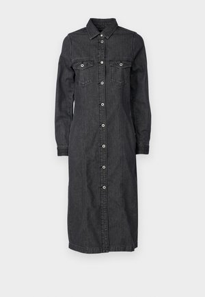 Abito chemisier in denim scuro con maniche lunghe, chiusura frontale a bottoni, due tasche sul petto e un taglio midi. La texture è morbida con una vestibilità classica.