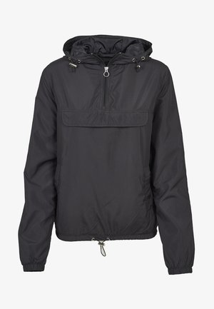 Czarna kurtka przeciwwiatrowa z przednim zamkiem błyskawicznym do połowy, regulowanym kapturem, przednią kieszenią, elastycznymi mankietami i regulowanym dołem na sznurki.