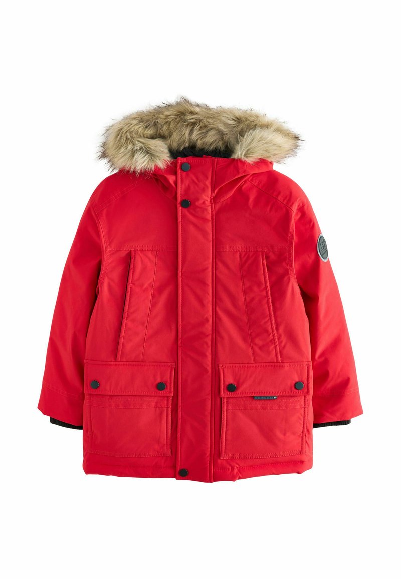 Červená zateplená parka s kapucňou podšitou umelou kožušinou, ktorá má dve predné vrecká, ozdobné gombíky a čiernu nášivku s logom na rukáve.