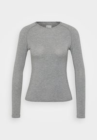 Maglia grigia a maniche lunghe con texture a costine, scollatura rotonda e design aderente. Presenta cuciture sottili e orlo leggermente curvato.