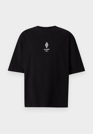 Μαύρο κοντομάνικο T-shirt με μικρό λευκό γεωμετρικό λογότυπο και κείμενο, τοποθετημένα στο κέντρο του στήθους, σε απλό ανοιχτό φόντο.