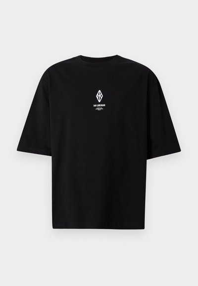 Μαύρο κοντομάνικο T-shirt με μικρό λευκό γεωμετρικό λογότυπο και κείμενο, τοποθετημένα στο κέντρο του στήθους, σε απλό ανοιχτό φόντο.