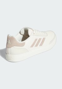 adidas Performance RETROCROSS 24 SPIKELESS - Golf shoes - chalk white beige orbit gre