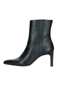 Bottine en cuir noir avec un bout pointu et un talon stiletto de hauteur intermédiaire. Fini lisse sans matériel ou embellissements visibles.