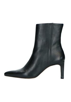 Zwarte leren enkellaars met een spitse neus en een mid-height stiletto hak. Glad oppervlak zonder zichtbare hardware of versieringen.