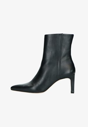 Bottine en cuir noir avec un bout pointu et un talon stiletto de hauteur intermédiaire. Fini lisse sans matériel ou embellissements visibles.