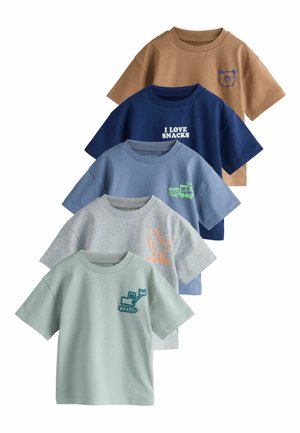 Fem kortærmede t-shirts i forskellige farver: brun med bjørn, marineblå med hvid tekst, lyseblå med tog, grå med orange dinosaur og grøn med maskingrafik.