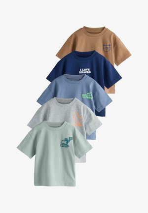 Fem kortærmede t-shirts i forskellige farver: brun med bjørn, marineblå med hvid tekst, lyseblå med tog, grå med orange dinosaur og grøn med maskingrafik.