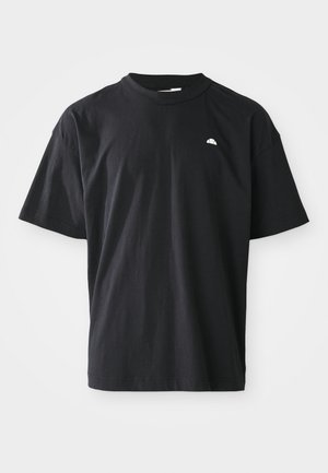 Schwarzes Baumwoll-T-Shirt mit lockerem Schnitt, kurzen Ärmeln, Rundhalsausschnitt und einem kleinen weißen Logoakzent auf der Brust. Glatte Textur.