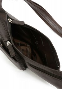 Borsa a spalla in pelle marrone con un scomparto con zip, esterno testurizzato e interno liscio dotato di un motivo a logo esagonale.