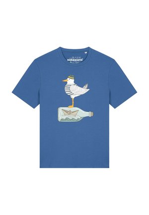 Blaues T-Shirt mit einer Möwe, die einen Hut und ein gestreiftes Hemd trägt, stehend auf einer Glasflasche mit einem Papierboot und Wellen.