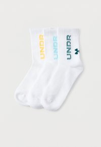 Λευκές βαμβακερές κάλτσες χαμηλού μήκους με πολύχρωμο κείμενο "UNDR" σε κίτρινο, μπλε και πράσινο πάνω σε ριμπ μανσέτες· υφή για καλύτερη πρόσφυση στη σόλα.