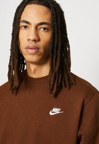Nike Sportswear CRW - Camisola - cacao  wow/white