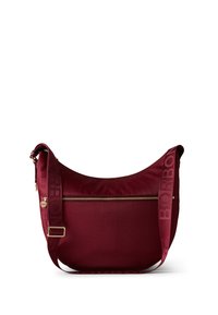 Bordeauxrote Schultertasche aus strukturiertem Material mit glattem Deckel. Verfügt über einen goldfarbenen Reißverschluss und einen breiten, mit Logo bedruckten Riemen als besonderes Detail.