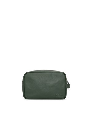Trousse de toilette rectangulaire en cuir vert foncé avec fermeture éclair et petit logo embossé en bas à droite sur le devant.