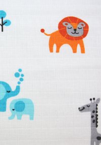 Bunte Kinderstoffe mit einem Löwen, Elefanten und einer Giraffe auf weißem Hintergrund mit einfachen Designs und Texturen.