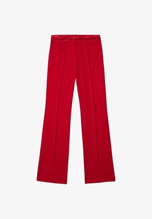 Czerwone spodnie o szerokich nogawkach, wykonane z gładkiej tkaniny. Posiadają płaską talię z guzikiem oraz dwie przednie zakładki, które nadają im wyrafinowany kształt.