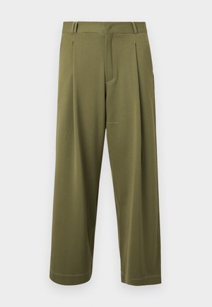 Pantalones de pierna ancha en verde oliva, confeccionados en una tela suave, con pliegues y costuras discretas a lo largo del dobladillo y los bolsillos.
