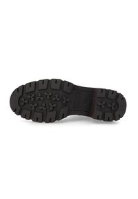 Schwarze Gummi-Außensohle mit strukturiertem Profil, das dreieckige Formen, tiefe Rillen und eine rechteckige Ferse aufweist. Strapazierfähiges und robustes Design.