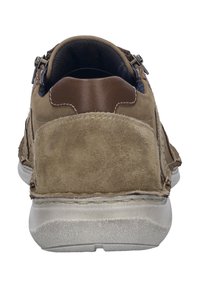 Hnědé semišové tenisky s koženými akcenty, kulatý tvar, bílá podešev a boční zip. Měkká textura s viditelnými švy.