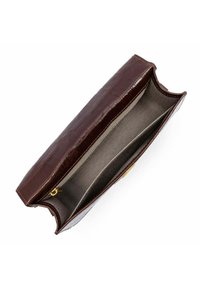 Bruine leren clutch met krokodillenpatroon en een ritsvak aan de binnenkant, met een gladde textuur en gouden hardware.