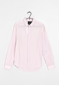 Camicia rosa chiaro a maniche lunghe con colletto, orlo dritto e una texture di tessuto liscia, leggermente trasparente.