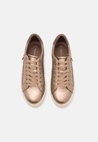 Sneaker metalliche in bronzo con una texture liscia, punta rotonda, design con lacci e dettaglio con zip laterale. Taglia 37.