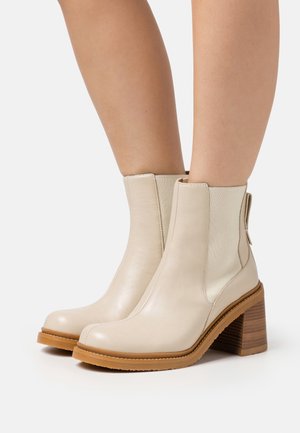 See by Chloé, Bottines à talons hauts - off-white