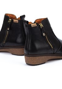 Pikolinos GRANADA - Botines de cuña - black