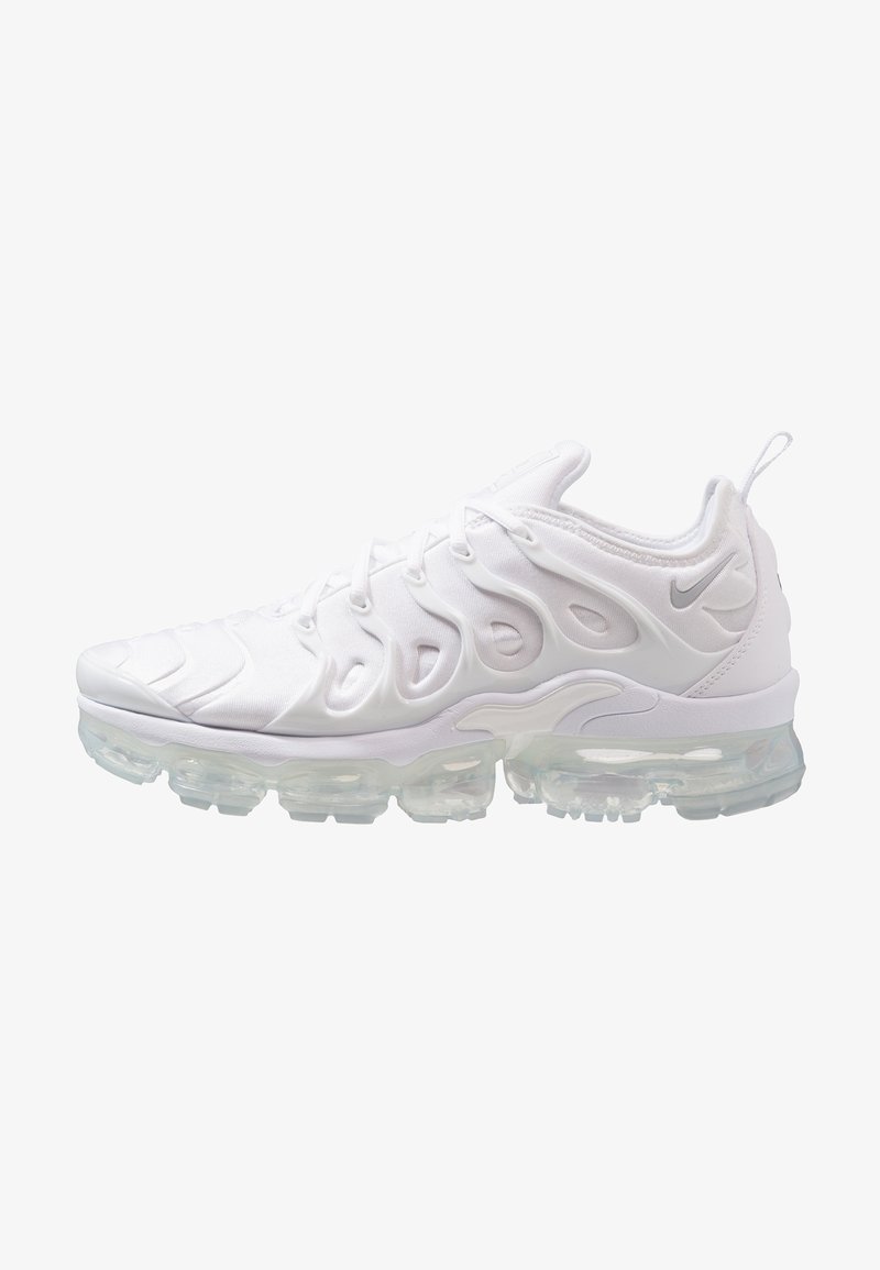 Chaussure de sport blanche avec semelle segmentée à coussin d’air translucide, dessus texturé, lacets et petit logo Swoosh réfléchissant près du talon.