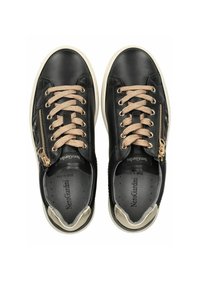Sorte lædersneakers med beige snørebånd, lynlås i siden og en diskret guldaccent. Har en polstret inderside og gummisål for komfort.